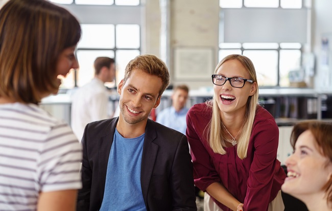 kollegen haben spaß am arbeitsplatz